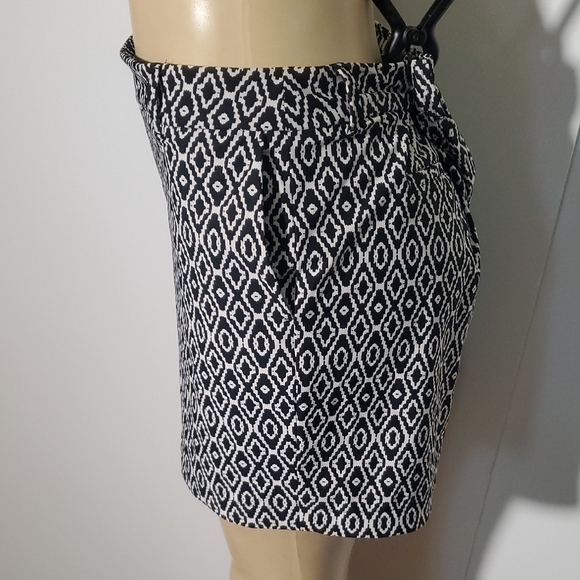 SPANX Black and White Bermuda Shorts with Geometric Pattern Size L - Picture 4 of 11
